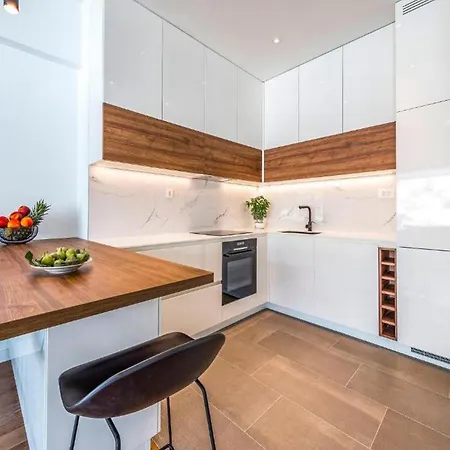 Lara Exclusive Ragusa